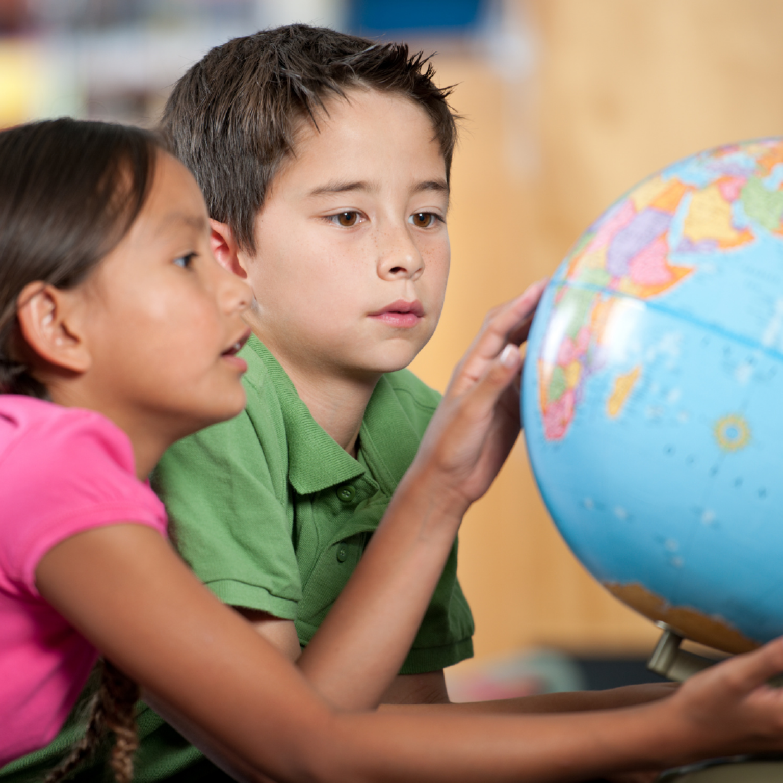 Anak-anak belajar bersama dengan globe